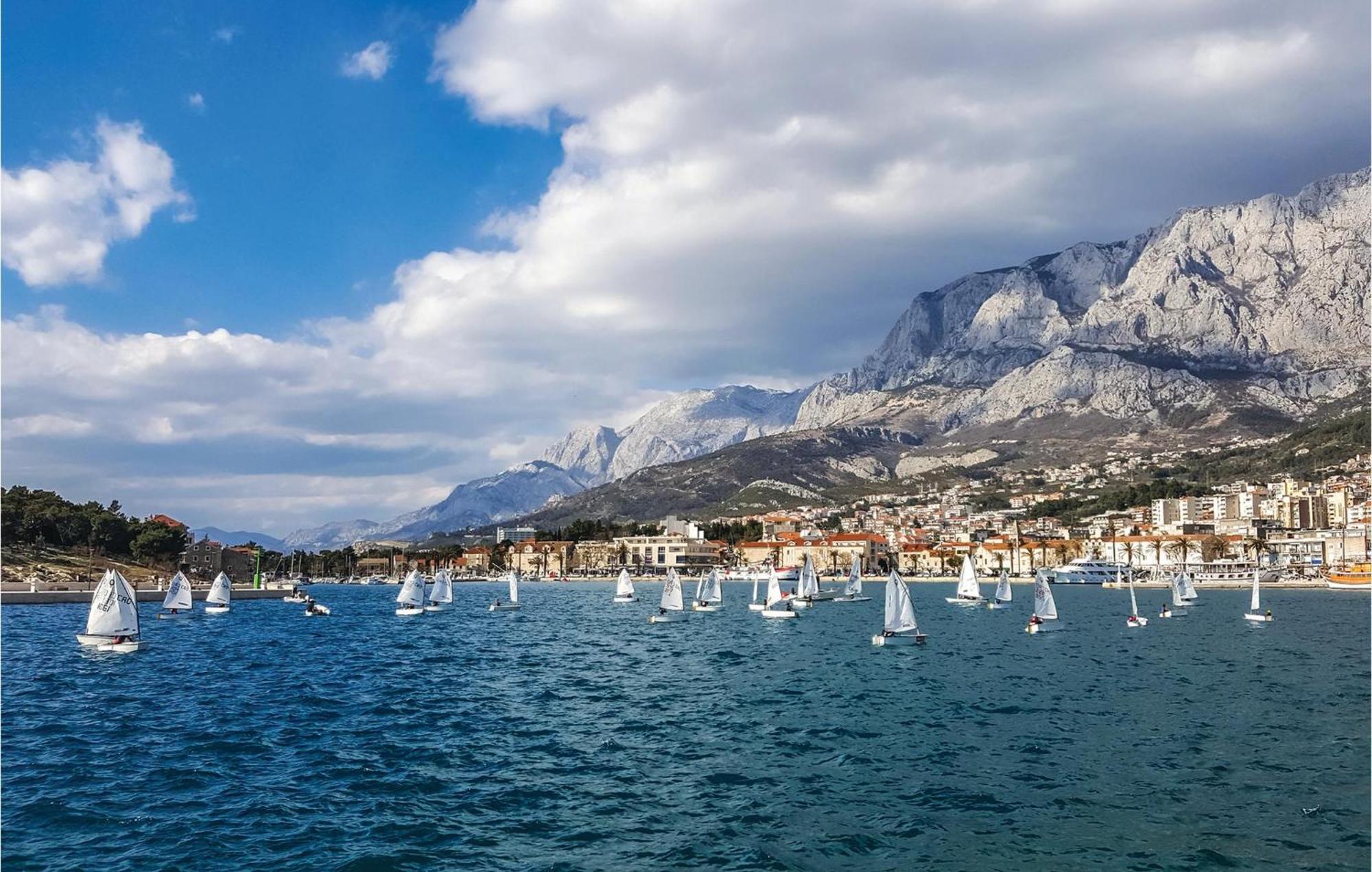 Lovely Apartment In Makarska With Kitchenette Exterior foto