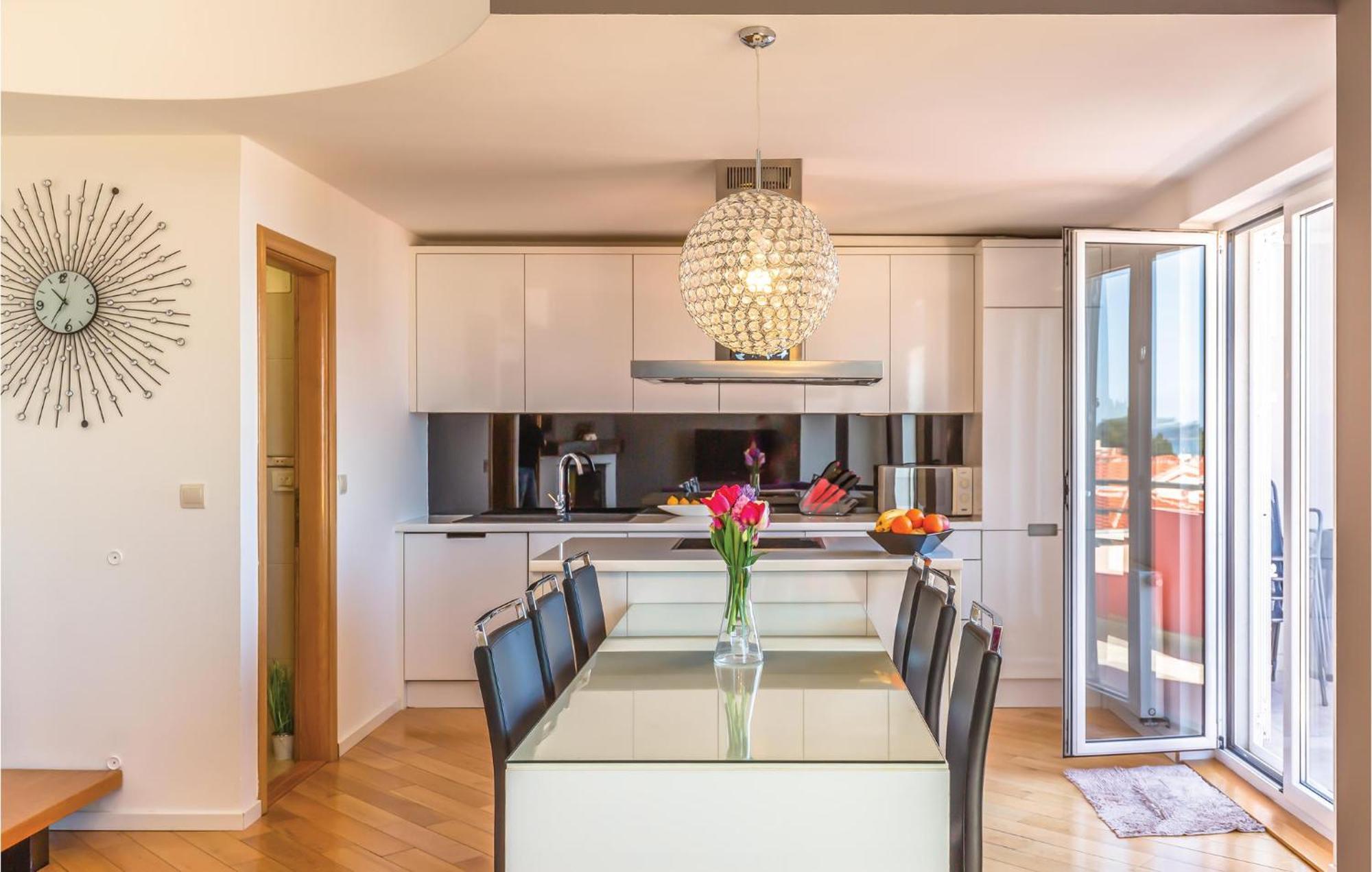 Lovely Apartment In Makarska With Kitchenette Exterior foto