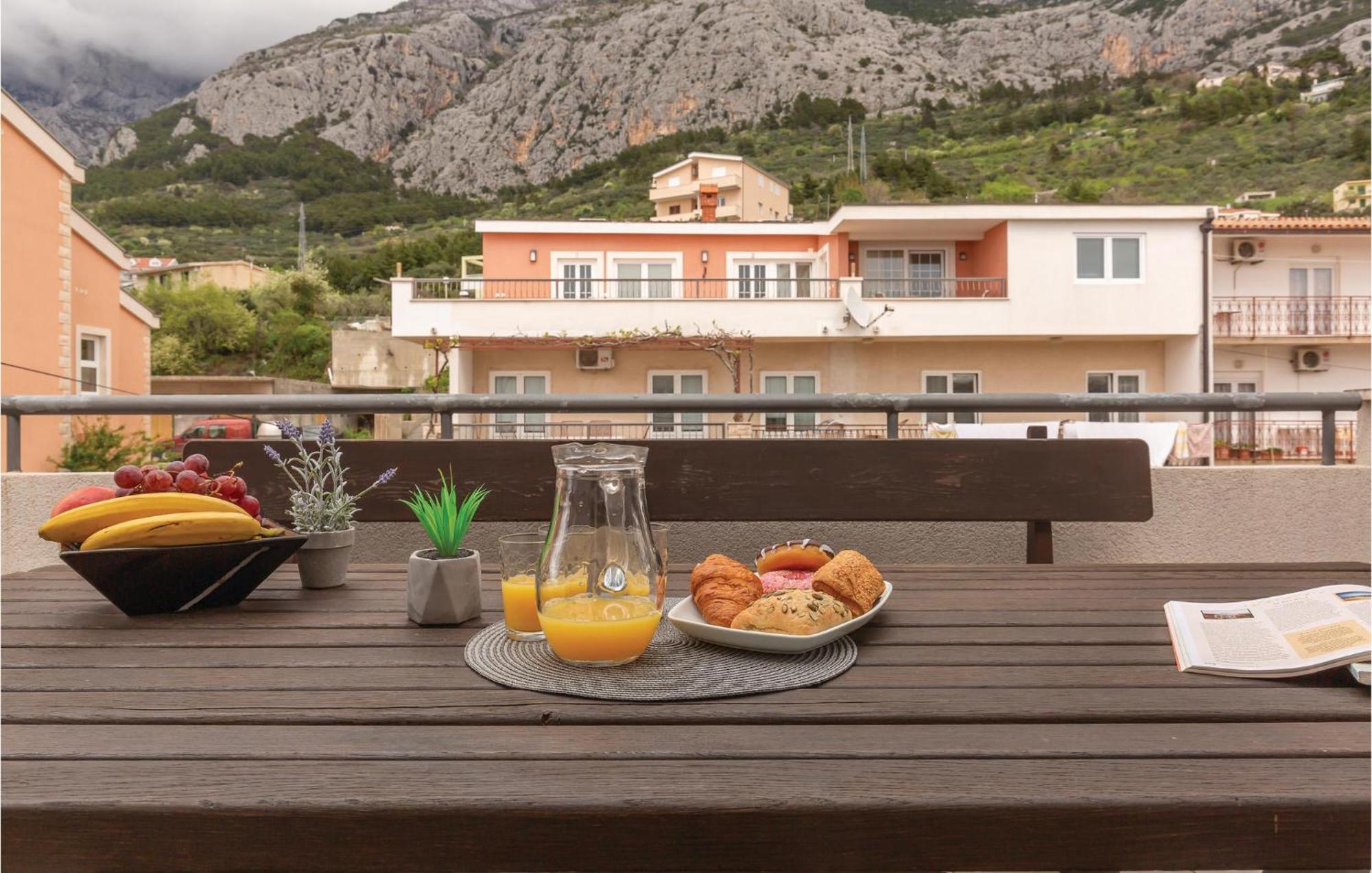 Lovely Apartment In Makarska With Kitchenette Exterior foto